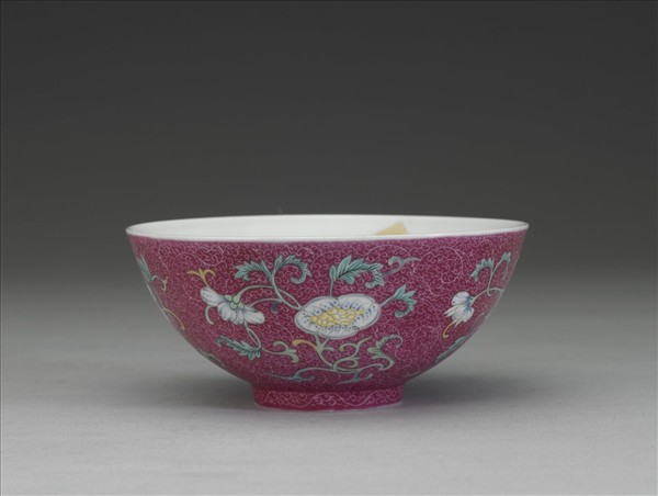 洋彩紅錦地花果紋碗