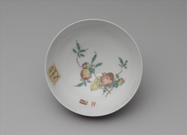 洋彩紅錦地花果紋碗