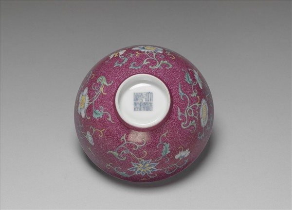 洋彩紅錦地花果紋碗