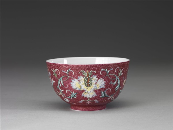 洋彩紅錦地番蓮紋杯