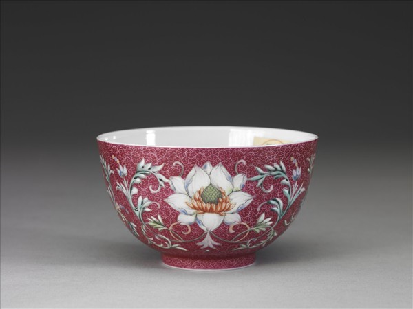 洋彩紅錦地番蓮紋杯