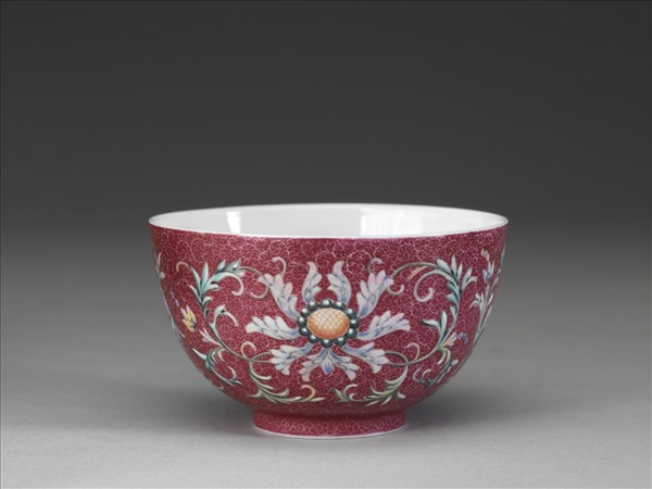 洋彩紅錦地番蓮紋杯