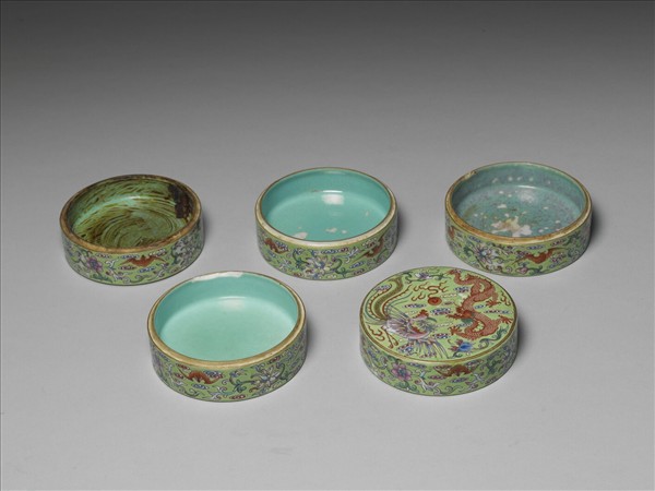 粉彩龍鳳五層套盒