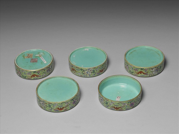 粉彩龍鳳五層套盒