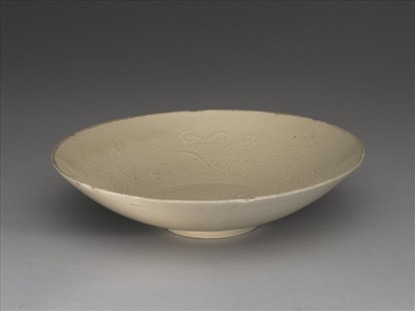 定窯 印花蓮塘水禽花口盤