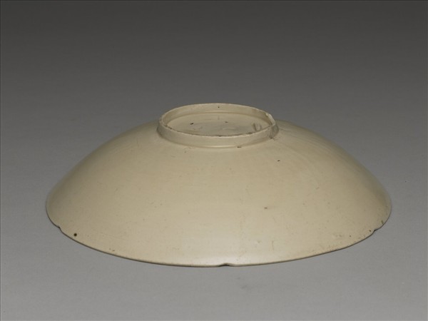 定窯 印花蓮塘水禽花口盤