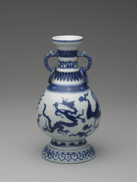 青花雲龍紋獸耳環瓶