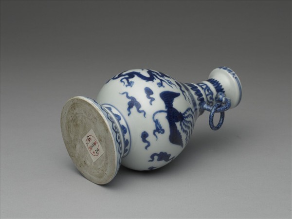 青花雲龍紋獸耳環瓶