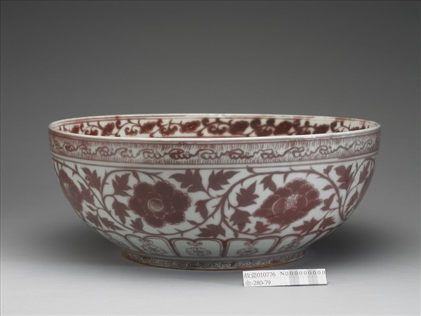 釉裡紅牡丹紋碗