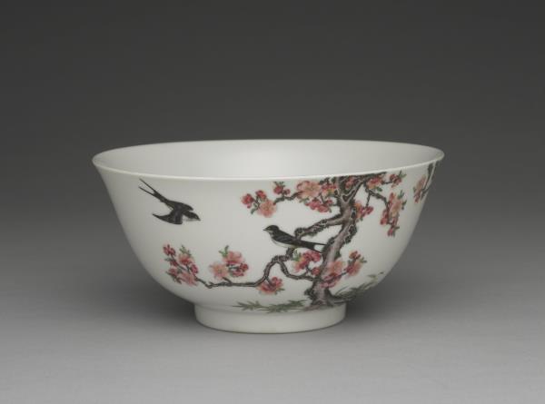 琺瑯彩瓷杏林春燕圖碗
