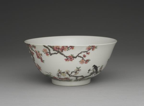 琺瑯彩瓷杏林春燕圖碗