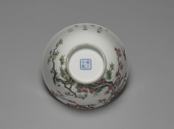 琺瑯彩瓷杏林春燕圖碗