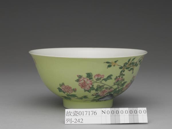 琺瑯彩瓷綠地芙蓉桂花碗