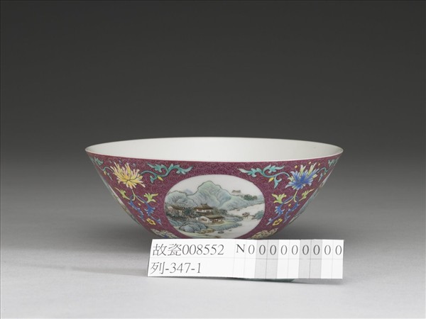 洋彩紅錦地開光山水圖碗