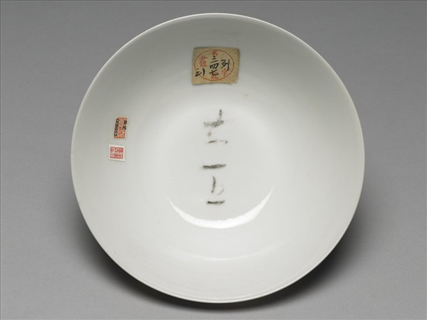 洋彩紅錦地開光山水圖碗