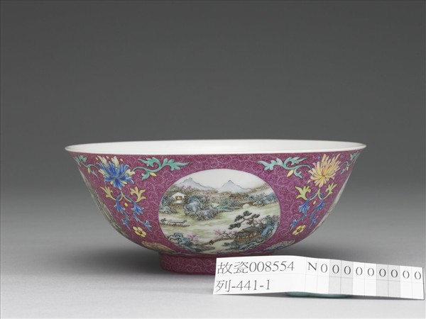 洋彩紅錦地開光山水圖碗