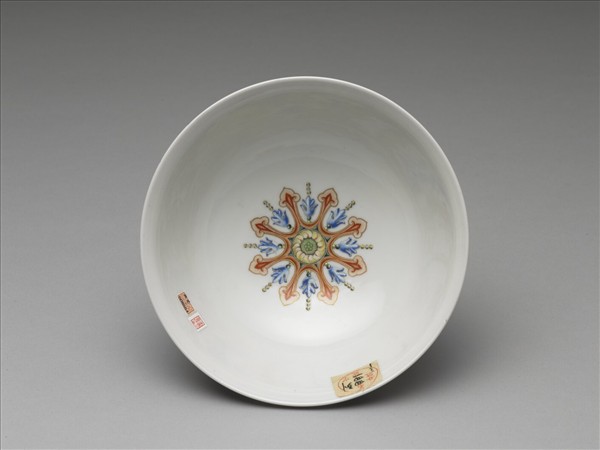 洋彩紅錦地開光山水圖碗