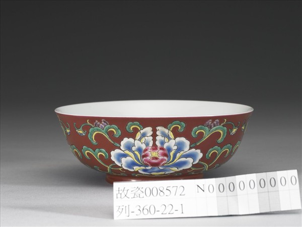 洋彩紅地花卉紋碗