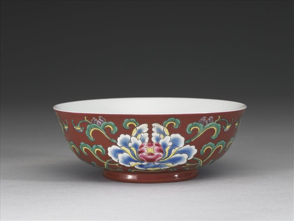 洋彩紅地花卉紋碗