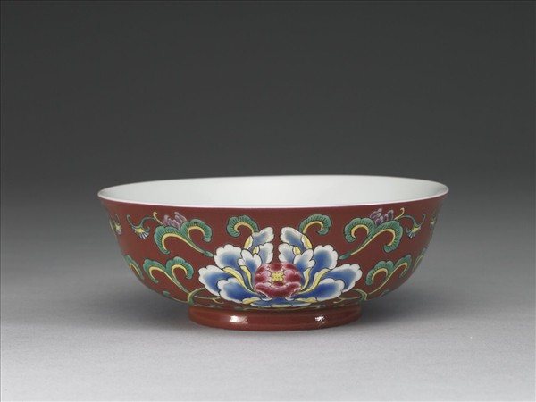 洋彩紅地花卉紋碗