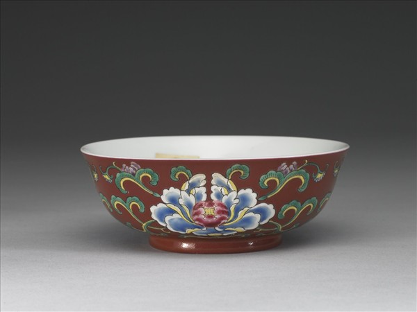 洋彩紅地花卉紋碗