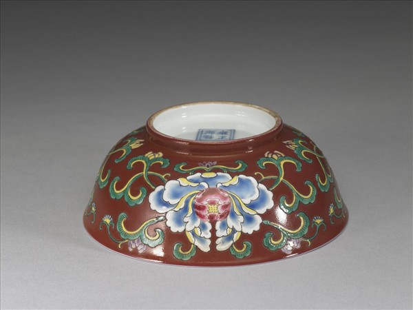 洋彩紅地花卉紋碗