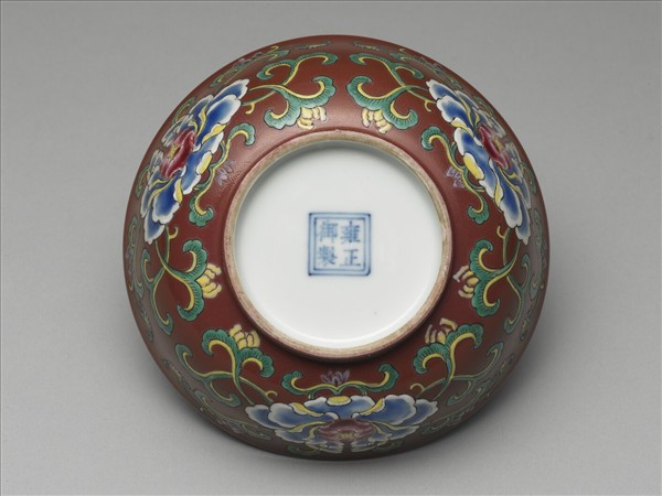 洋彩紅地花卉紋碗