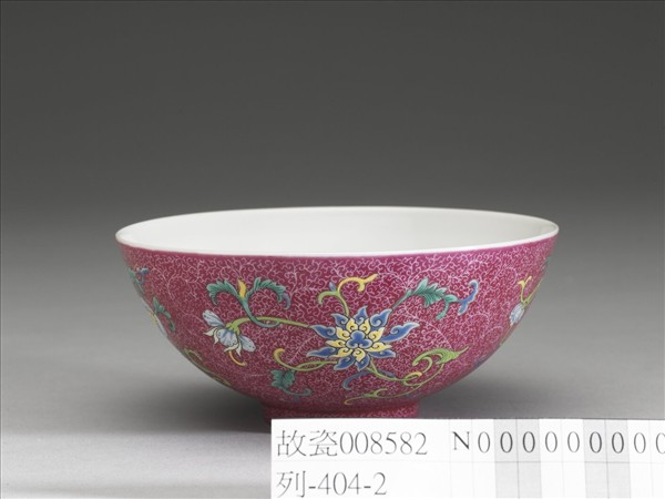 洋彩紅錦地花果紋碗