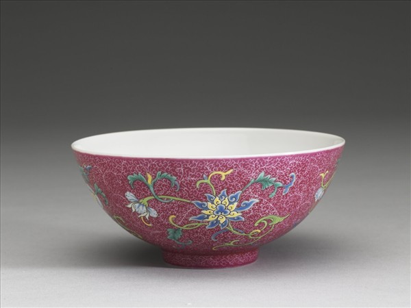洋彩紅錦地花果紋碗