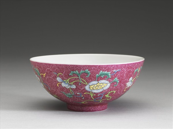 洋彩紅錦地花果紋碗