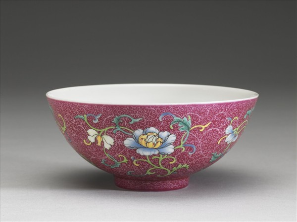 洋彩紅錦地花果紋碗