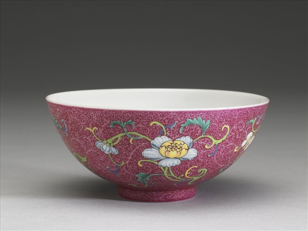 洋彩紅錦地花果紋碗
