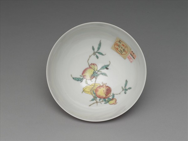 洋彩紅錦地花果紋碗