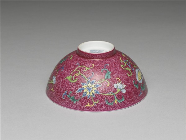 洋彩紅錦地花果紋碗