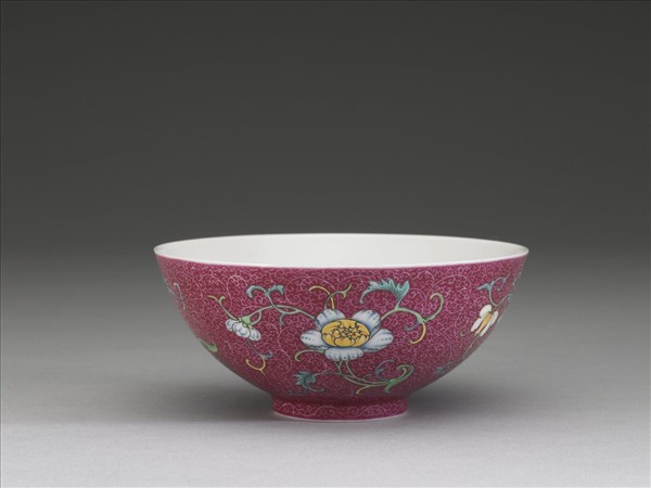 洋彩紅錦地花果紋碗