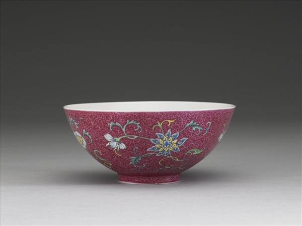 洋彩紅錦地花果紋碗
