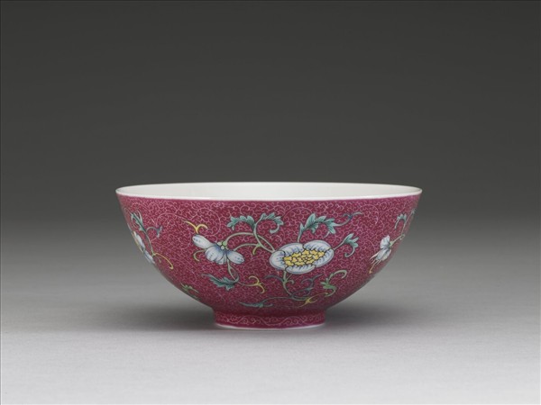 洋彩紅錦地花果紋碗