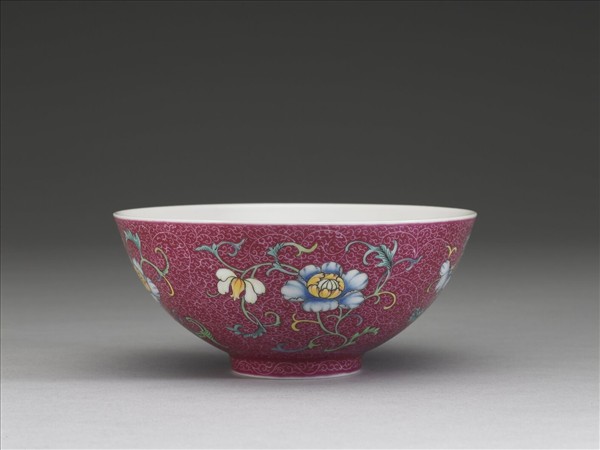 洋彩紅錦地花果紋碗