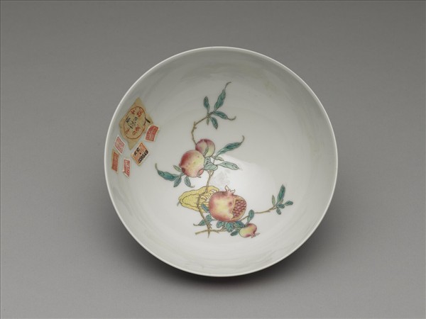 洋彩紅錦地花果紋碗