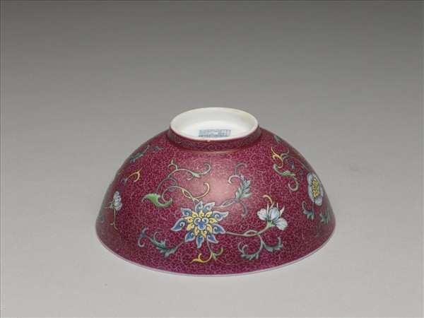 洋彩紅錦地花果紋碗