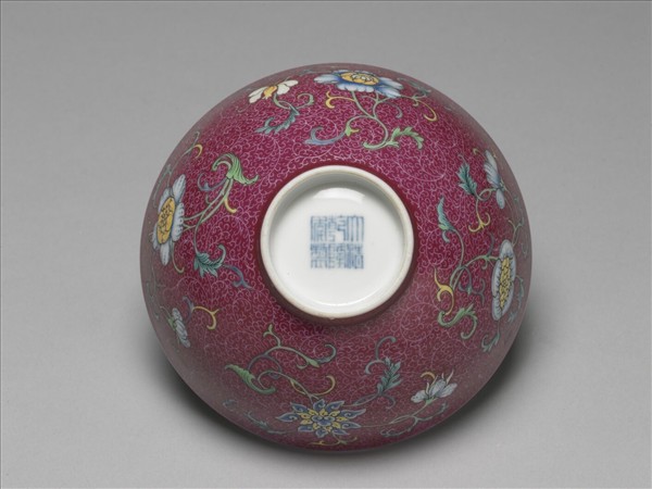 洋彩紅錦地花果紋碗