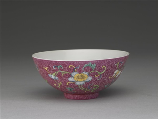 洋彩紅錦地花果紋碗