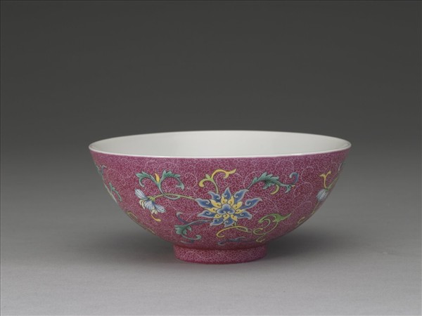 洋彩紅錦地花果紋碗