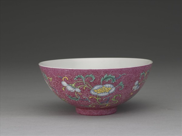 洋彩紅錦地花果紋碗
