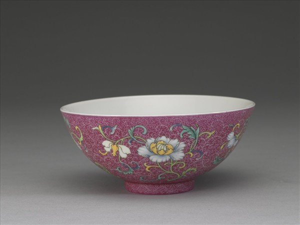 洋彩紅錦地花果紋碗