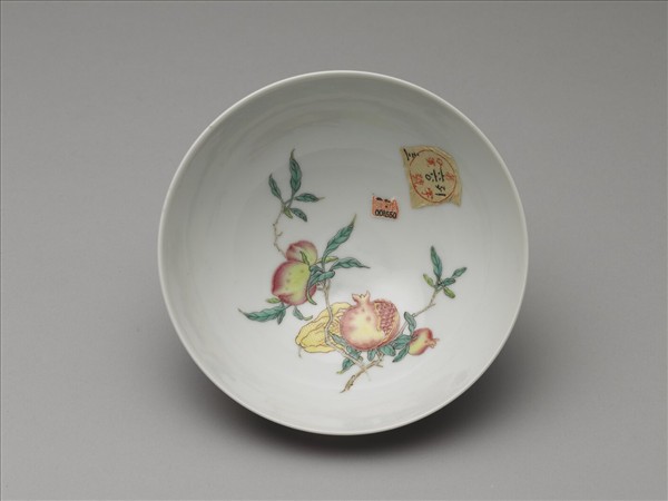 洋彩紅錦地花果紋碗