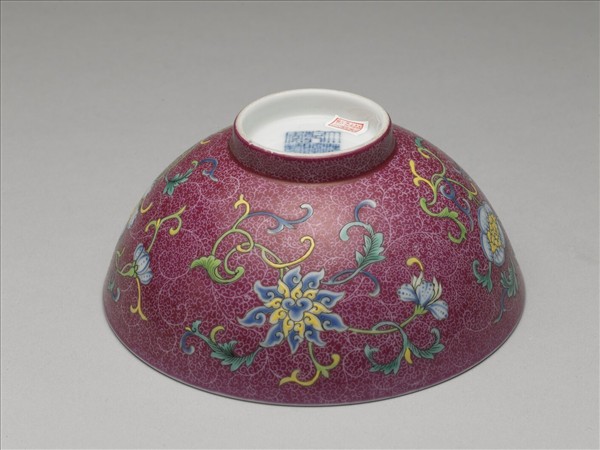 洋彩紅錦地花果紋碗