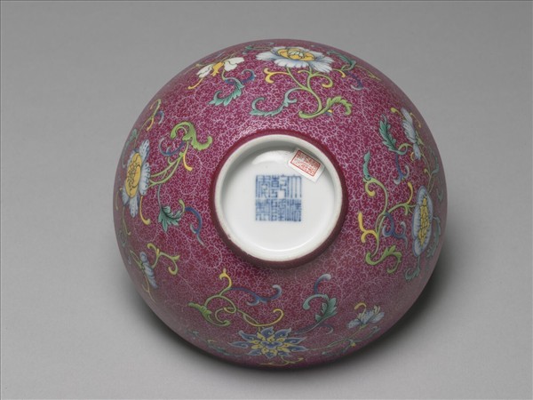 洋彩紅錦地花果紋碗