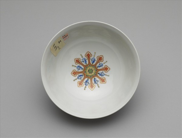 洋彩紅錦地開光山水圖碗