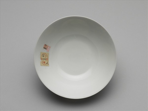 洋彩紅錦地開光山水圖碗